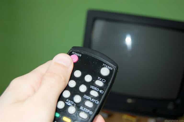 Przełączył kanał w tv, więc brat ugodził go nożem