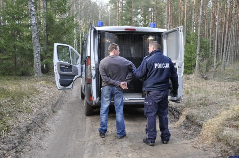 Rzucił się na policjantów z nożem w ręku. Grozi mu 10 lat