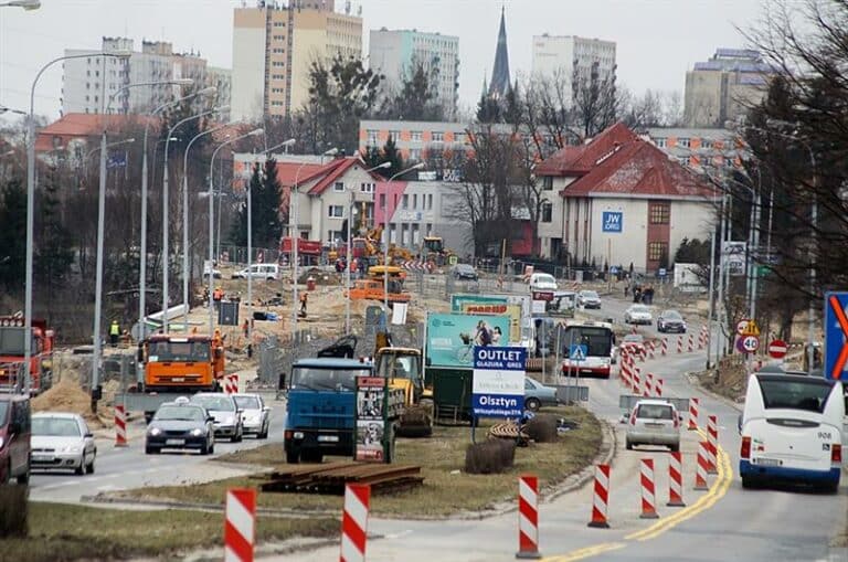 Zamknięte skrzyżowanie al. Sikorskiego z ul. Obrońc&oacute;w Tobruku