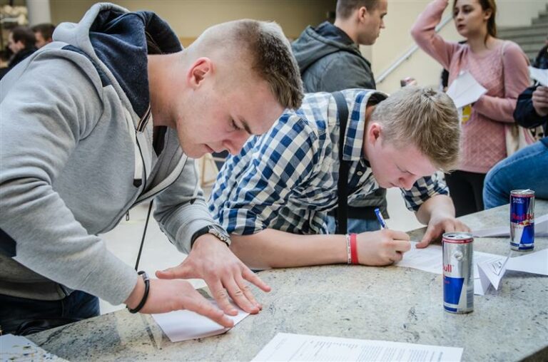 Papierowe akrobacje – eliminacje Red Bull Paper Wings w Olsztynie