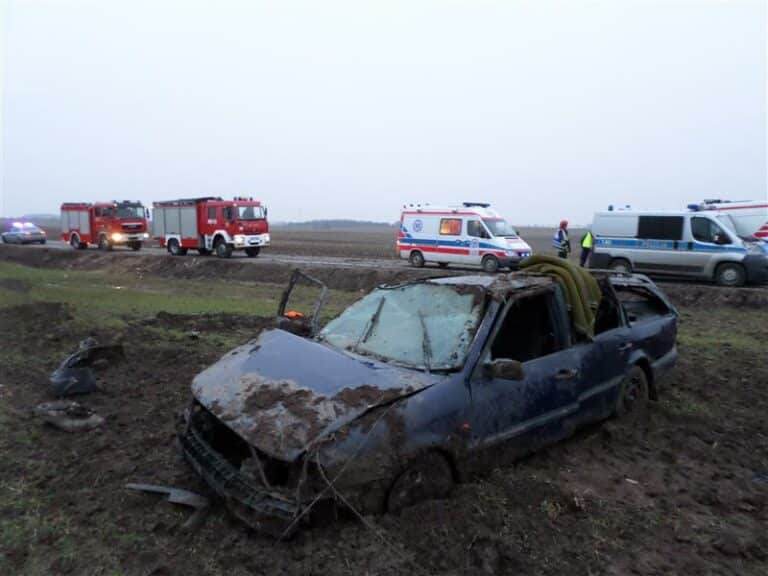 Uciekał przed policją. Wjechał do rowu i dachował