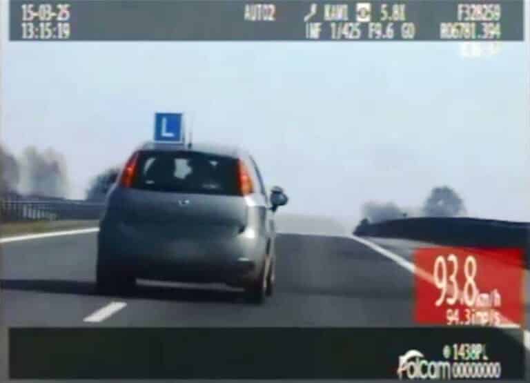 Z prędkością 135 km/h wyprzedził policyjny patrol. Auto prowadził kursant nauki jazdy, a obok siedział instruktor