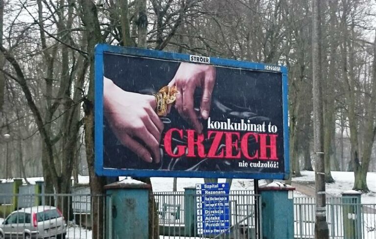 &bdquo;Grzeszne&rdquo; bilbordy na ulicach. Kości&oacute;ł walczy o obrączki