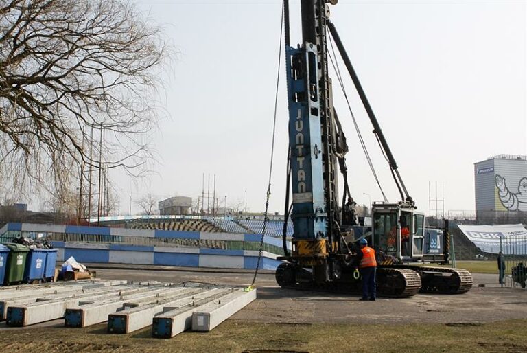 Jupitery powoli wznoszą się nad stadionem przy al. Piłsudskiego