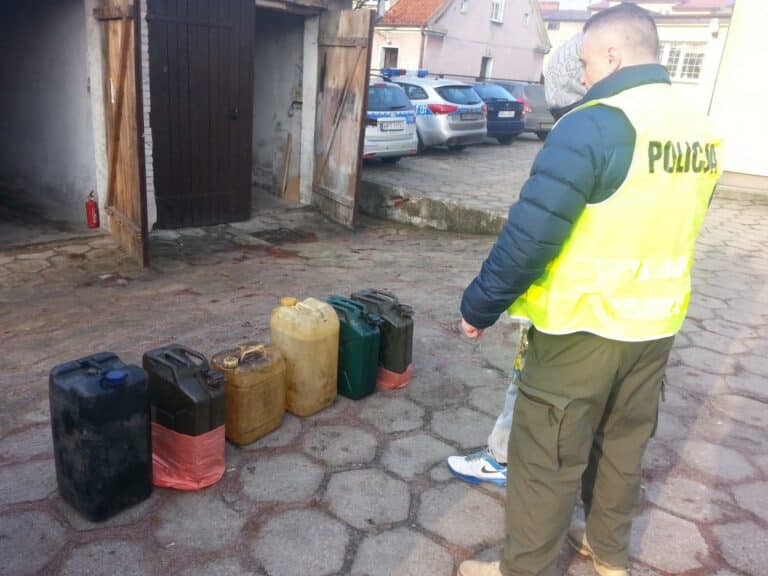 Kradli paliwo, a 15-latek stał na czatach
