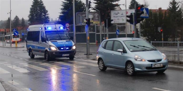 Potrącenie na Bałtyckiej. Kobieta z dzieckiem przechodziła na „zielonym”