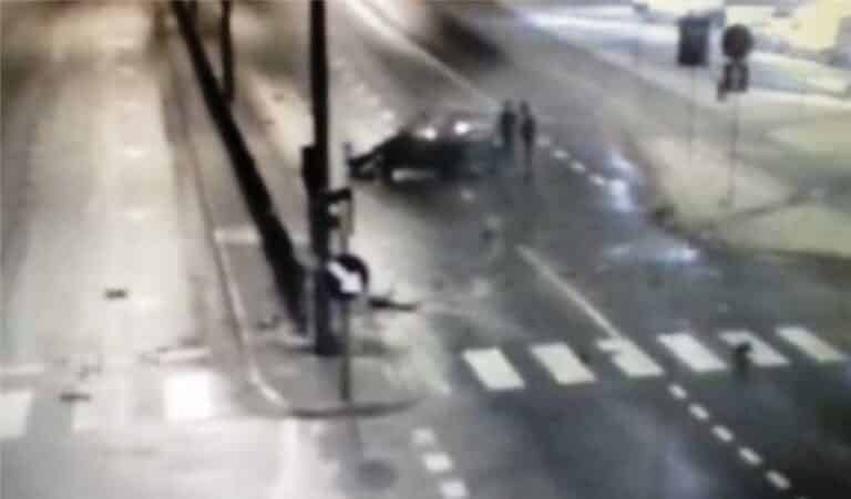 21-latek wjechał bmw w barierki na ul. Śliwy. Nagranie z monitoringu