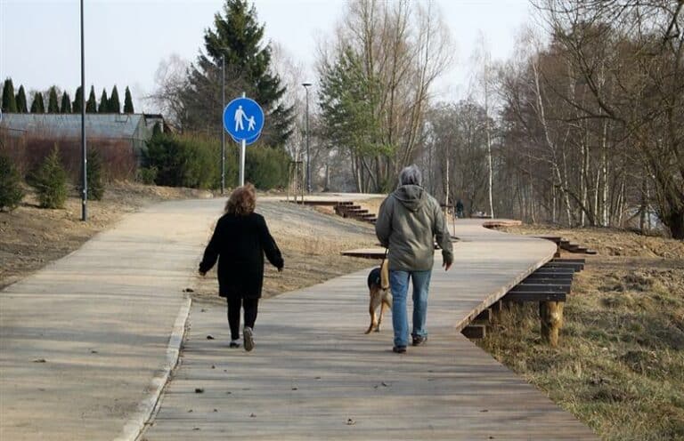 Pomosty dla spacerowiczów na plaży miejskiej
