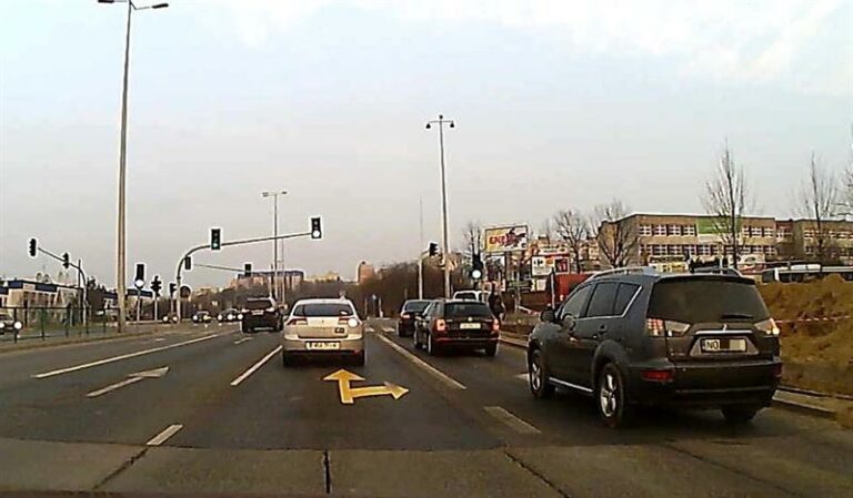 Na skrzyżowaniu przy Galerii Warmińskiej powinny być dwa pasy do skrętu w prawo?