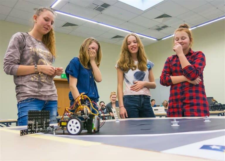 Naukowa rywalizacja. Zawody z robotyki w OPNT