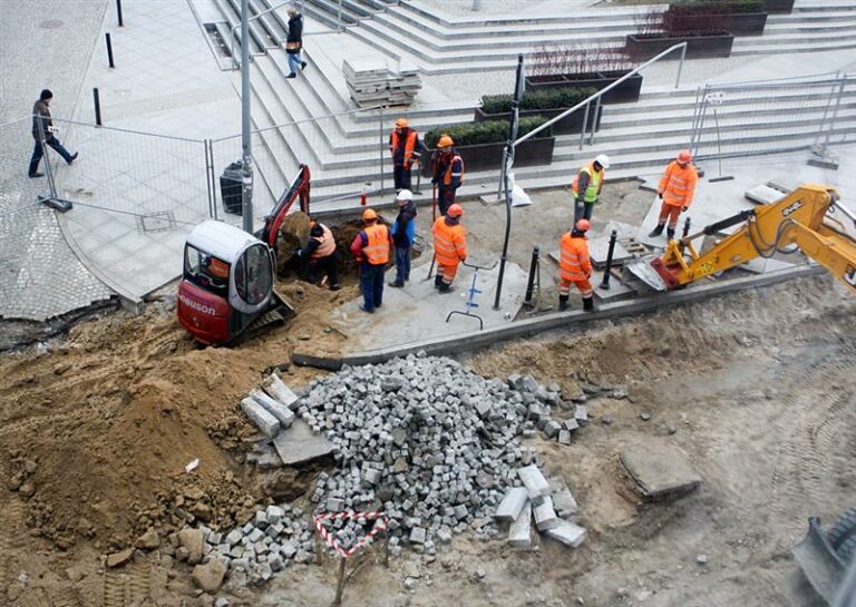 W czasie budowy linii tramwajowej w centrum wykopano&hellip; garnek ze złotymi monetami