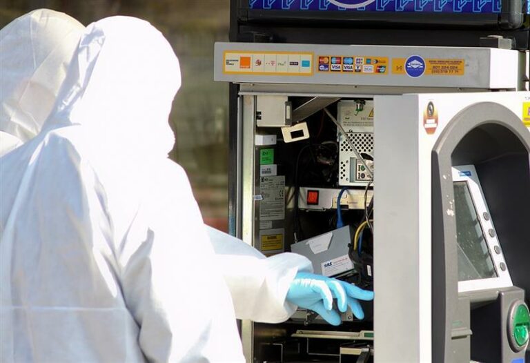 Kolejny bankomat przy Biedronce padł łupem złodziei