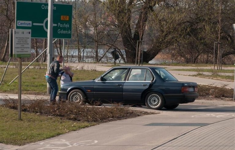 Pijany rowerzysta wjechał w bmw