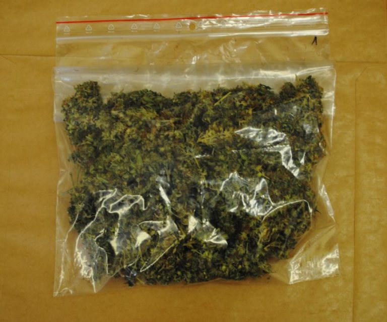 Próbował połknąć woreczek z marihuaną