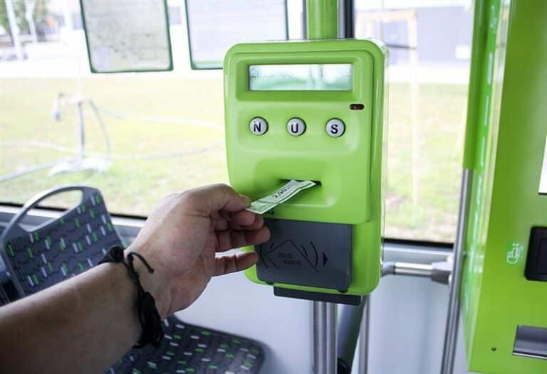 Nie ma biletów. Pasażerowie komunikacji miejskiej jeżdżą „na gapę”