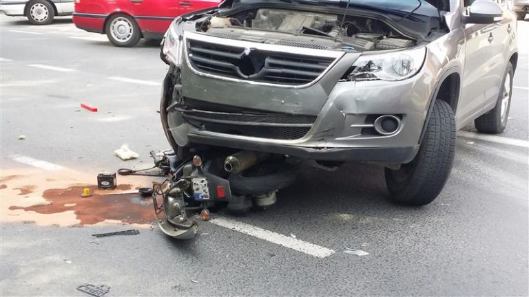 Skuter zderzył się w centrum z osob&oacute;wką