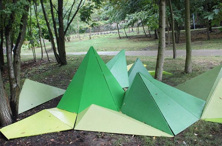 Geometria ożywia śr&oacute;dmiejski park