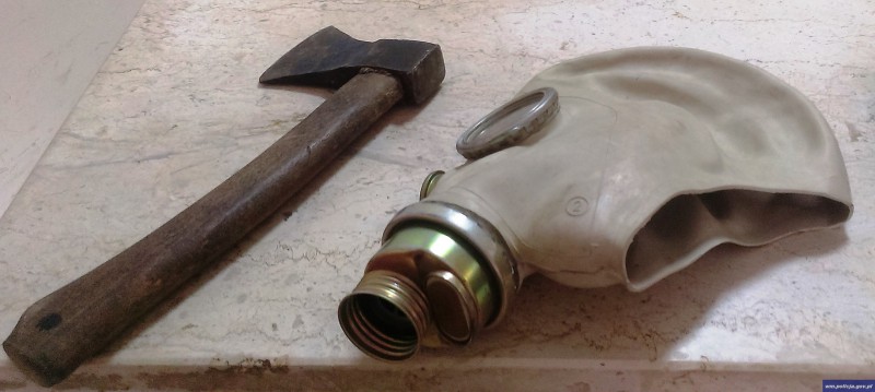 Z maską na twarzy i siekierą w ręku żądał pieniędzy