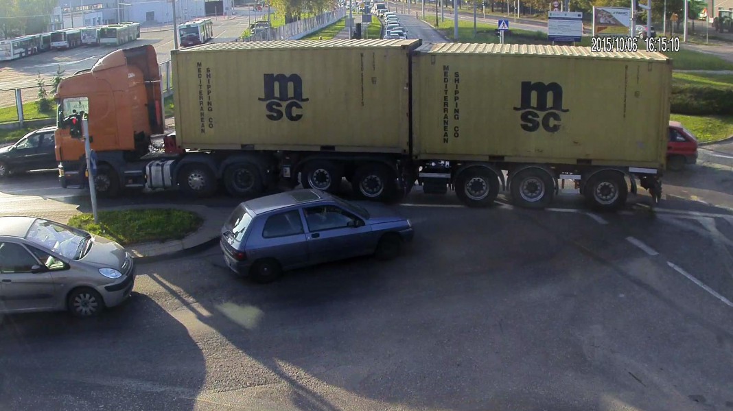 Ciężarówka zablokowała olsztyńskie skrzyżowanie, bo wjechała na czerwonym