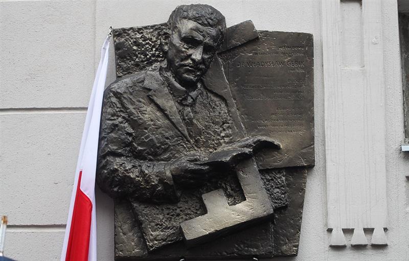 Tablica dr Gębika odsłonięta