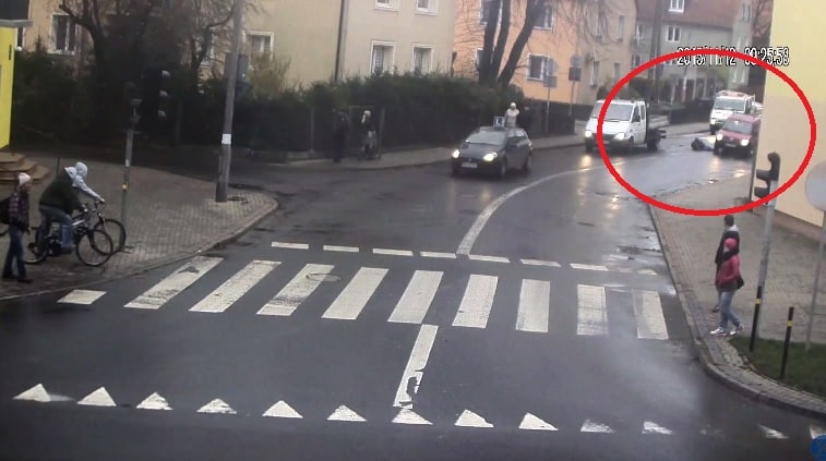 12-latek potrącony na Zatorzu. Nagranie z monitoringu
