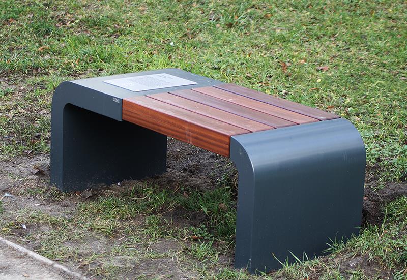 Olsztyńskie osiedle z niezwykłymi ławkami