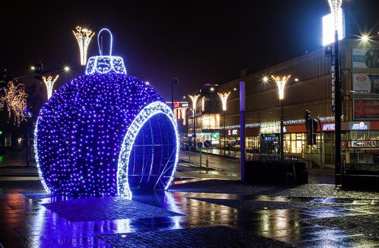 Wielka niebieska bombka pod olsztyńskim ratuszem