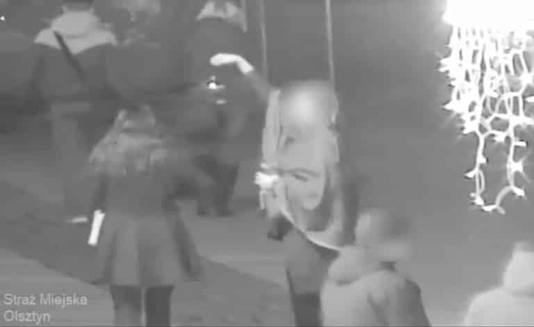 Dał koleżance prezent&hellip; z miejskiej choinki