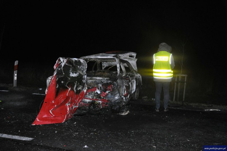 Auta w częściach i płomieniach. Tragiczna czoł&oacute;wka osob&oacute;wek
