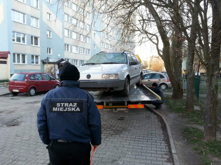 Coraz mniej wrak&oacute;w szpeci miasto