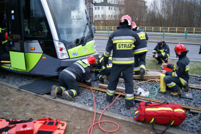 Tramwaj zderzył się z autem osobowym. Ćwiczenia strażak&oacute;w