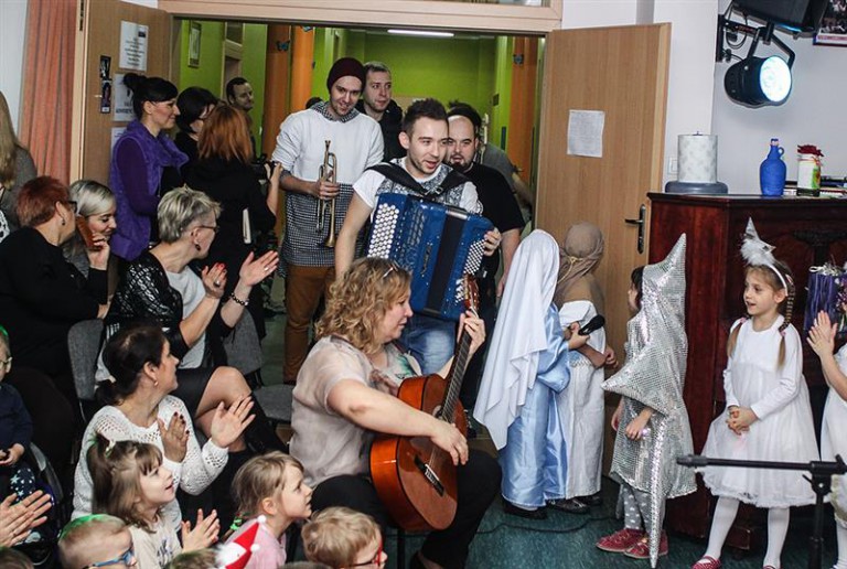 Enej zagrał kolędy w ZPE