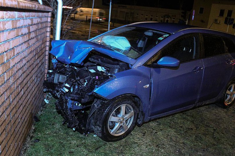 Kolizja na Pstrowskiego. Hyundai zatrzymał się na murze