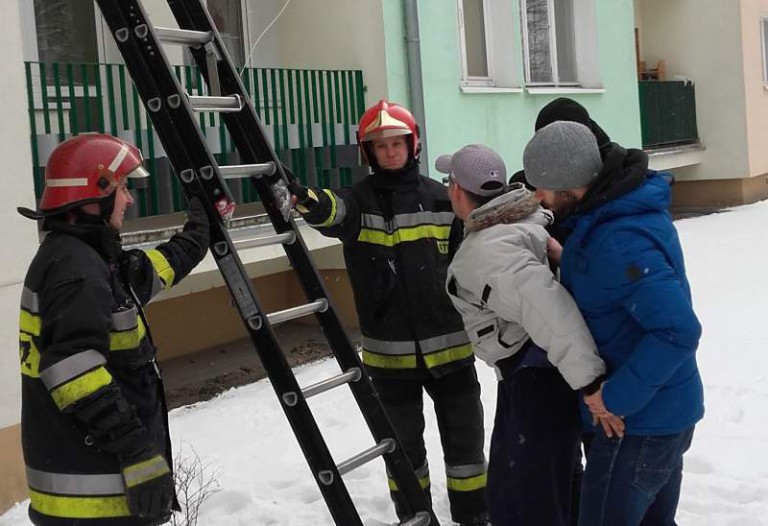 Przed policjantami uciekł na balkon sąsiad&oacute;w