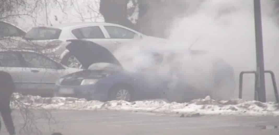 Płonący samochód w śródmieściu Olsztyna