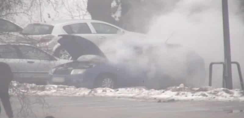 Płonący samochód w śródmieściu Olsztyna