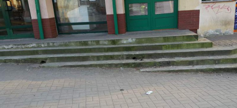 Przejechał przez chodnik, zaparkował na schodach