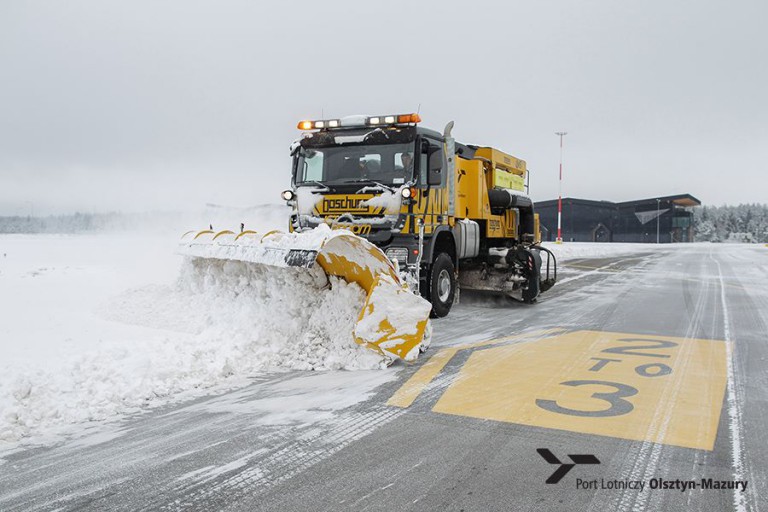 Śnieżna zima na lotnisku w Szymanach