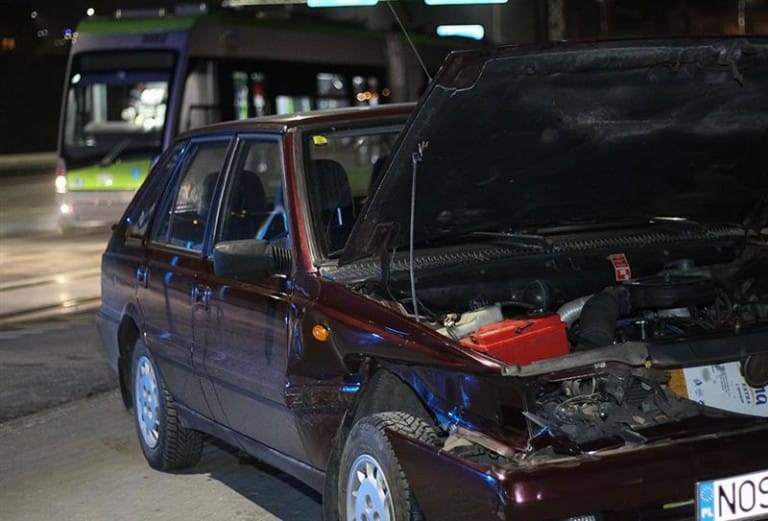 Wyjeżdżał polonezem z KFC. Uderzył w tramwaj