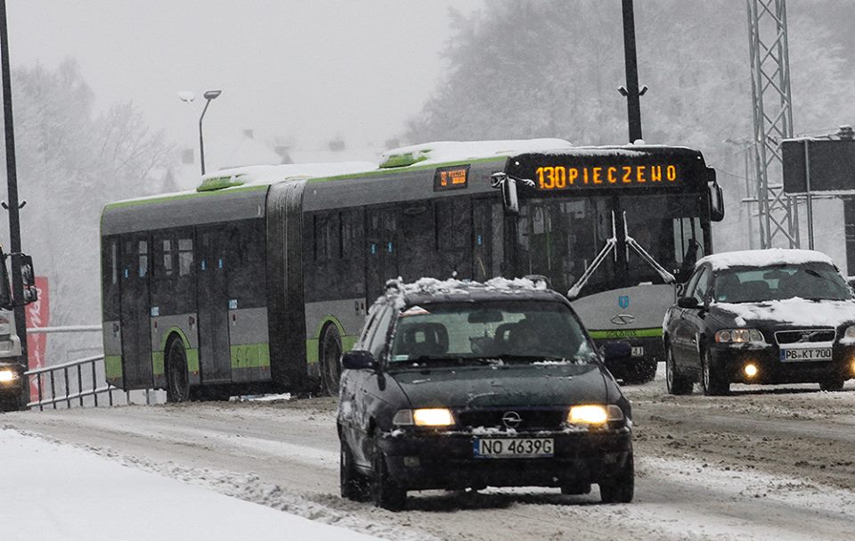 Śnieg sparaliżował miasto. Utrudnienia na ulicach Olsztyna
