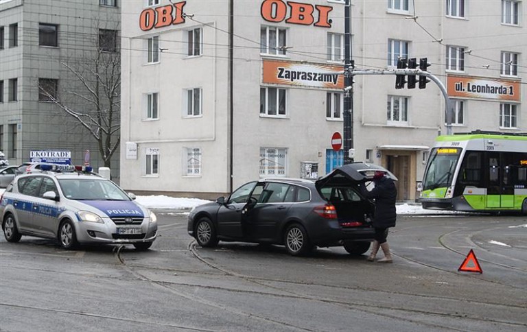 Zepsute auto zablokowało torowisko na al. Piłsudskiego