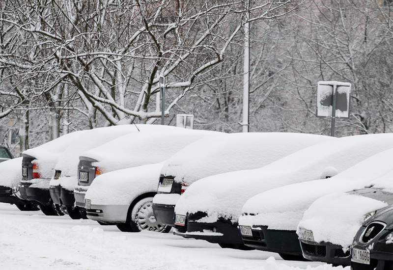 Oszronione szyby i samochód pokryty śniegiem – czym grozi taka jazda?
