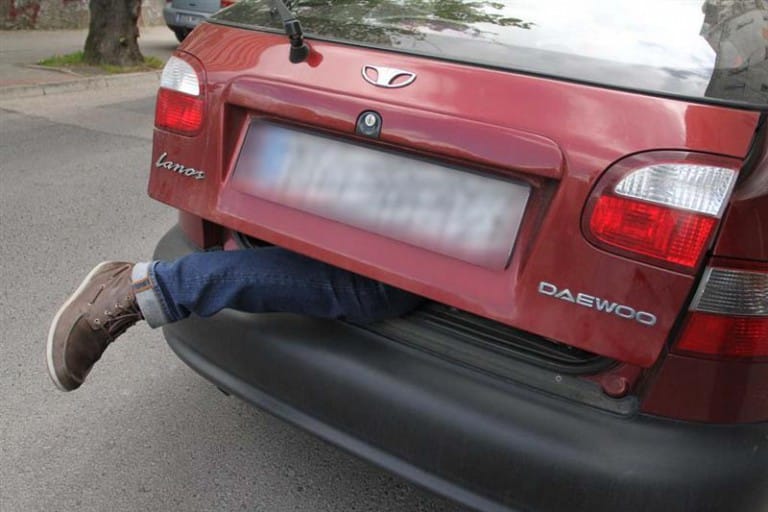 Wciągnęli go do auta, pobili i okradli