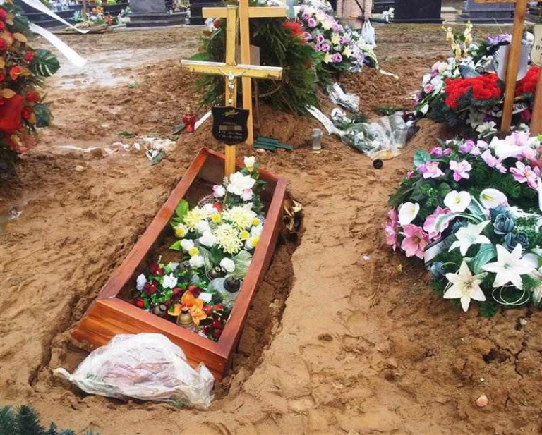 Cmentarz w Dywitach do poprawki? &ndash; Groby wręcz zapadają się w ziemi &ndash; grzmi Czytelnik