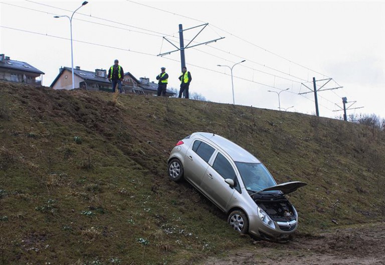 Olsztyn: osob&oacute;wka wjechała na torowisko i skończyła w rowie