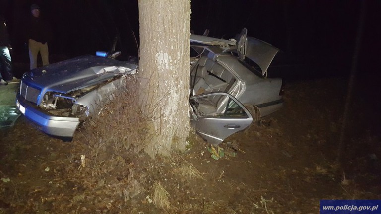 Osobówka wjechała w drzewo. Cztery osoby ranne