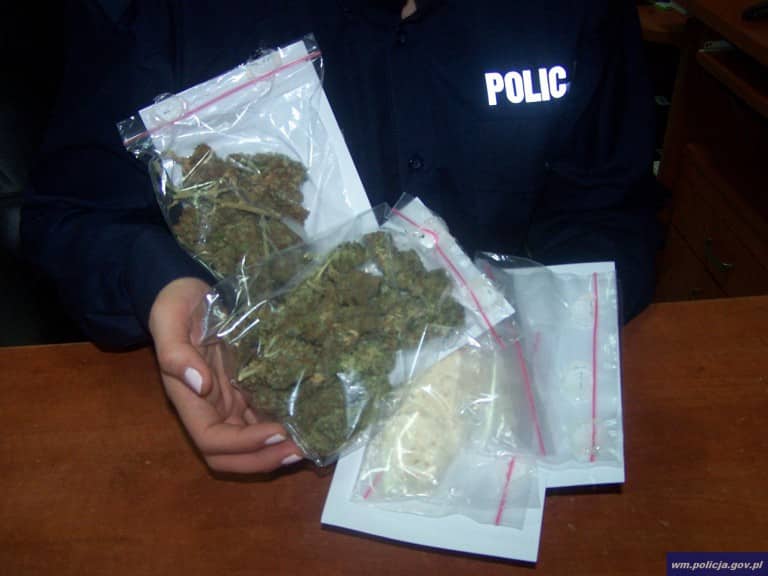 Na widok policjantów wyrzucił z auta narkotyki