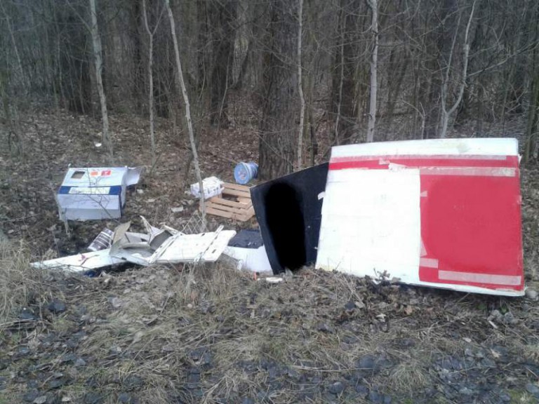 W lesie zostawił śmieci&hellip; ze swoim nazwiskiem