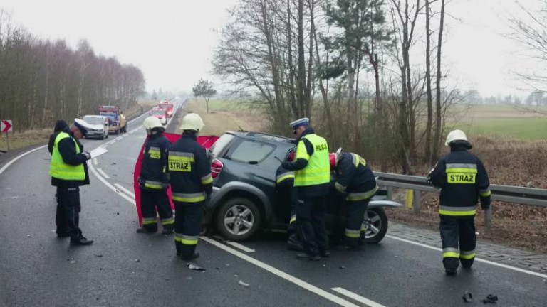 Toyota czołowo uderzyła w autobus