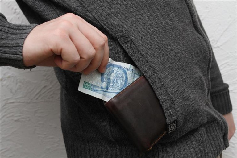 Matka z dwoma synami napadła na mężczyznę i ukradła mu pieniądze